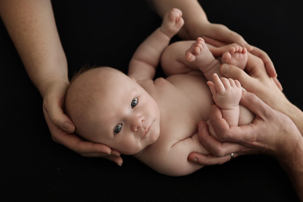 How to photograph 6 weeks old babies: oldborn photography.